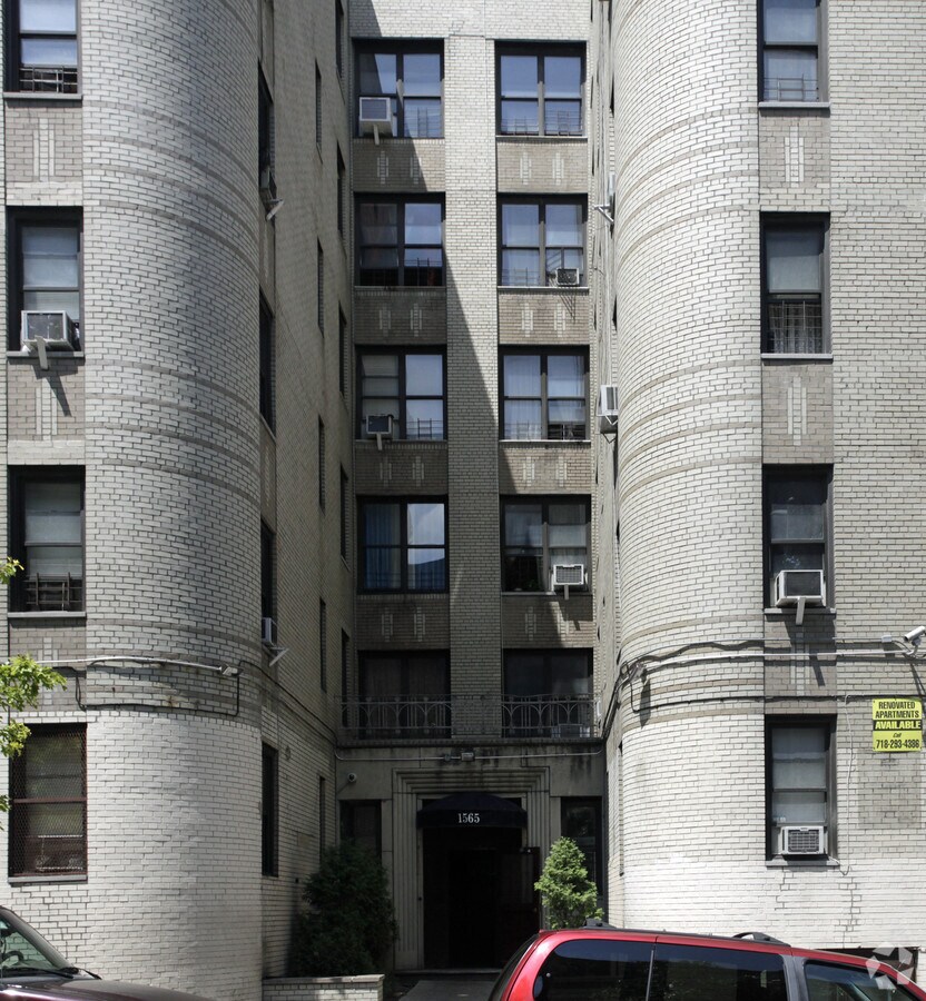 Entrance - 1565 Townsend Ave