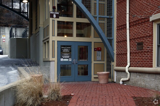 Entrada - 119-225 Heath St