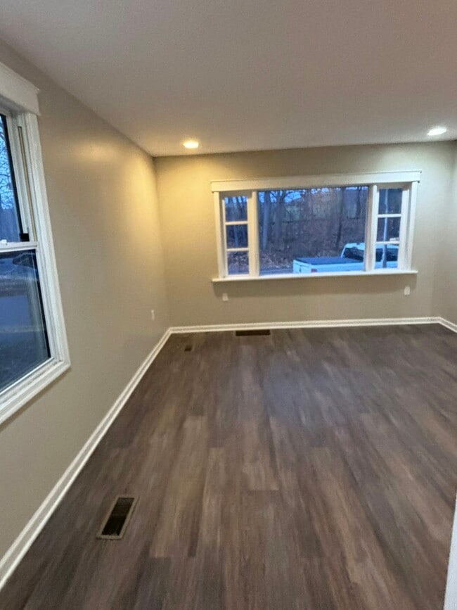 Photo - 165 Sharpe St