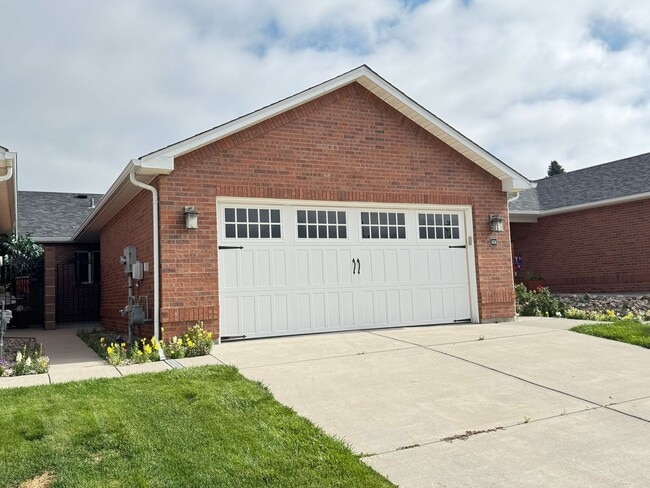 Photo - 4 BEDROOM, 3 BATHROOM TWINHOME WITH 2 CAR ...