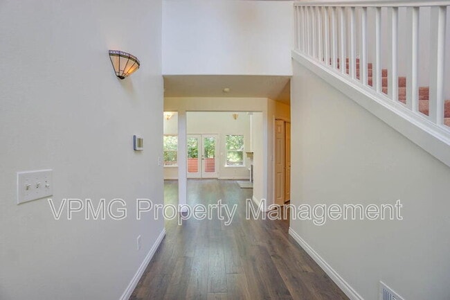 Photo - 552 E 5th St