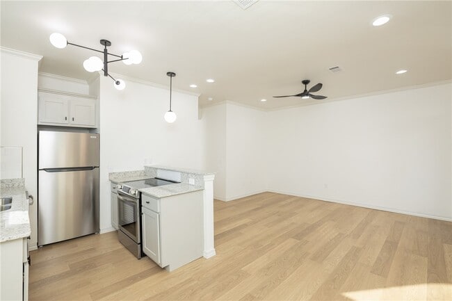 Photo - 1137 N Leverett Ave