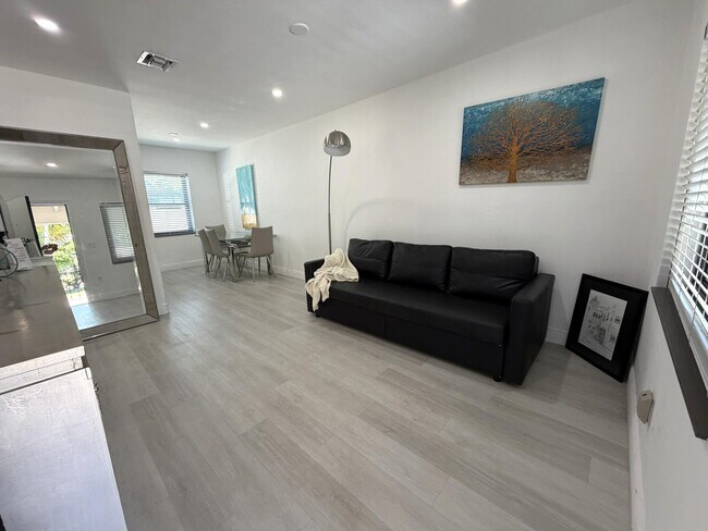 Photo - 801 NE 19th Ave
