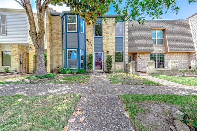 Building Photo - 2470 Country Club Dr