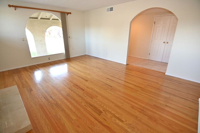 Photo - 4 bedroom 2 bathroom home near Kaiser Hospital!