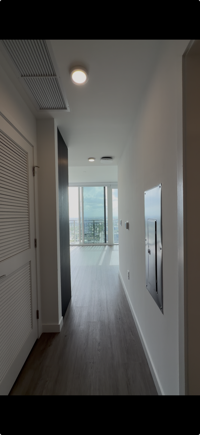 Building Photo - 2000 N Bayshore Dr Unit 1306