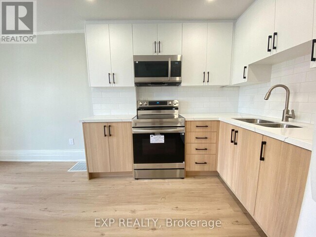 Photo - 32 Front St N