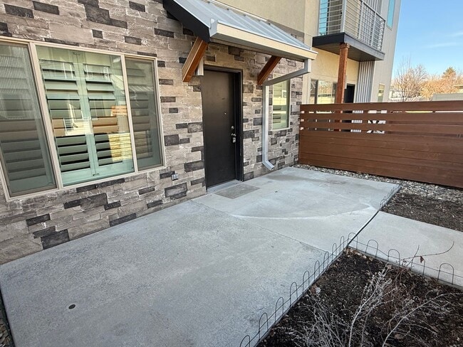 Building Photo - Beautiful townhome