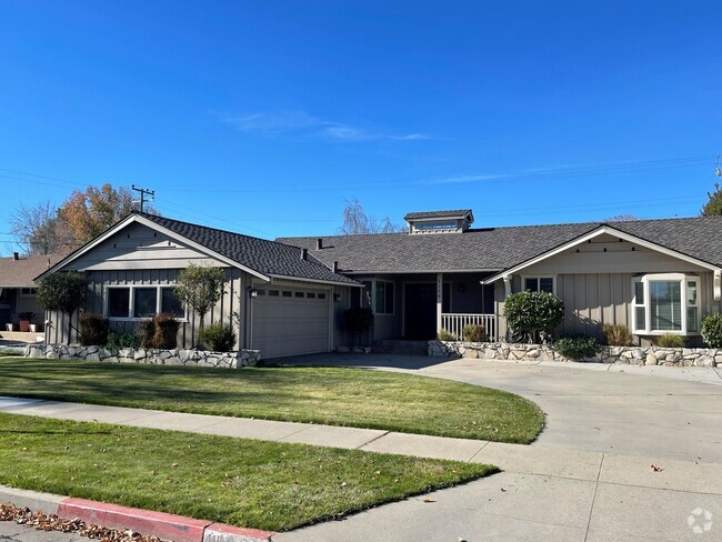 Building Photo - Wonderful three bedroom home in S. Salinas