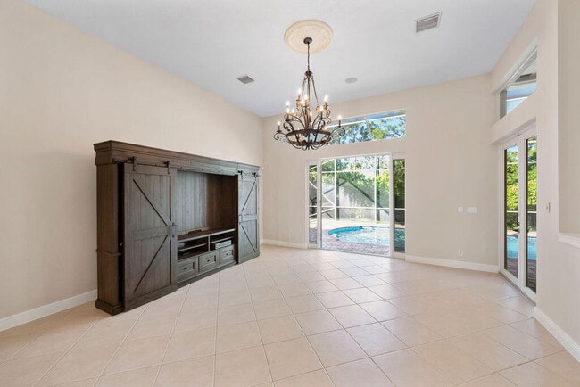 Photo - 511 SW Squire Johns Ln