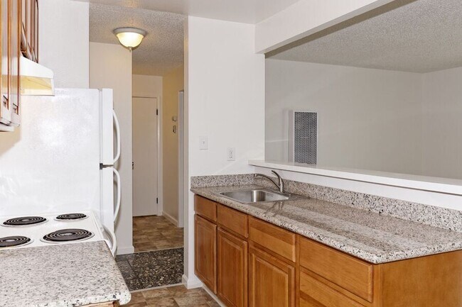 Building Photo - 1951 E 30th St Unit 08