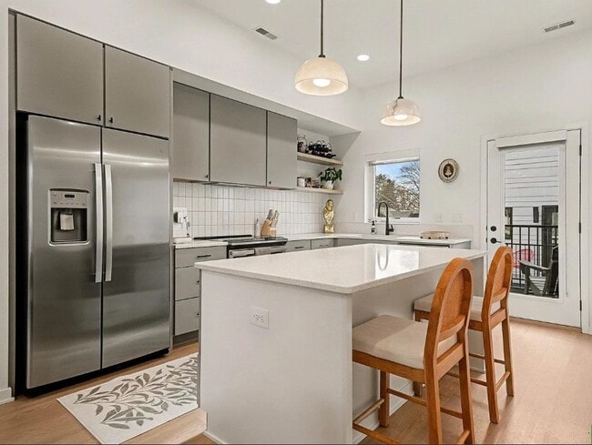 Photo - 5302 Elmwood Plz