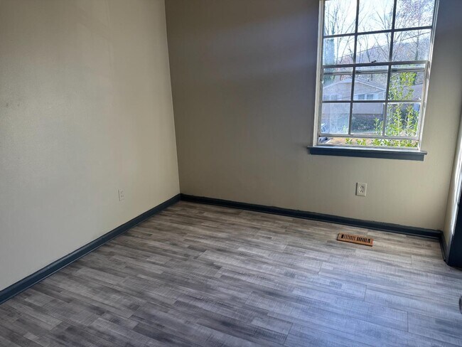 Photo - 908 Redstone Ln