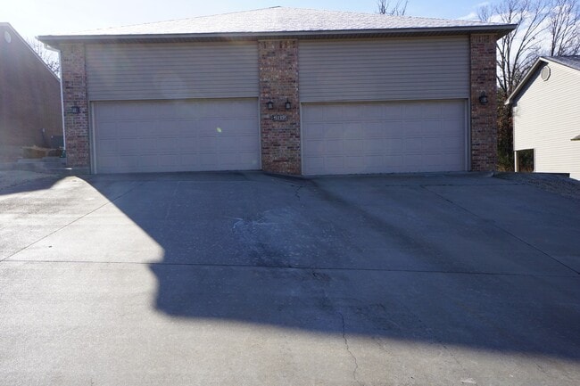 Building Photo - 1135 Grinnell Cir Unit A