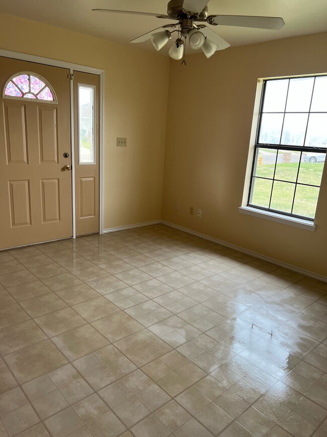 Entrance/living area/or dining area - 1614 Bush St House