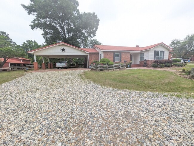 Building Photo - Charming Raindrop Hill Farmhouse on Gibson Lane - All Utilities Included