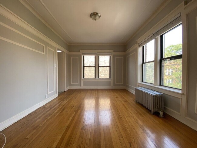 Pisos de madera noble y grandes ventanas en la sala de estar