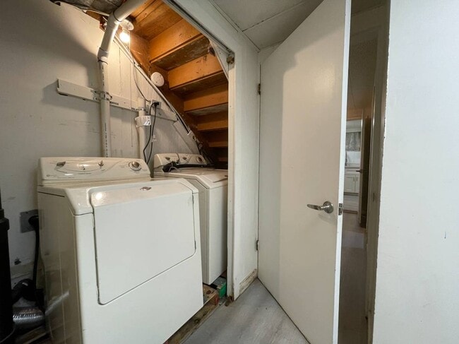 Photo - 6407 Clinton St