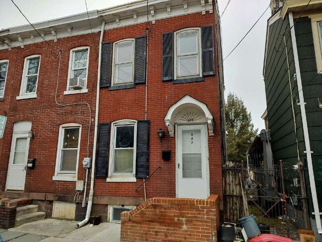 Photo - 547 Centre St