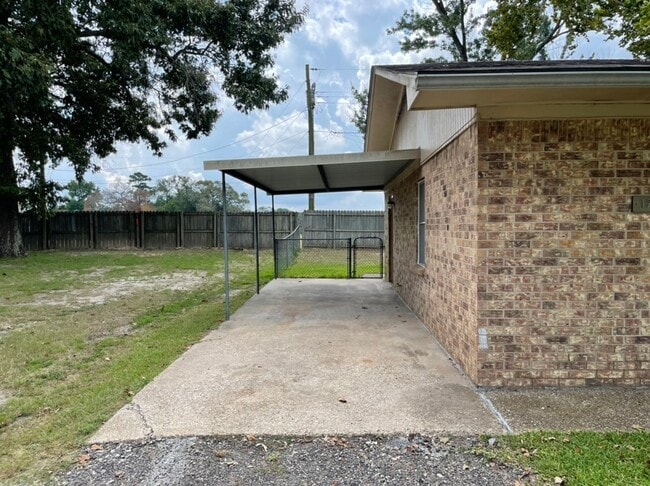 Photo - 2 Bedroom 1 Bath Duplex in West Tyler! Tour Today!