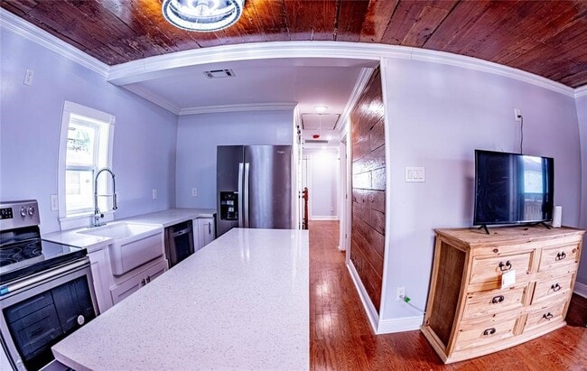 Building Photo - 6201 Heards Ln Rental