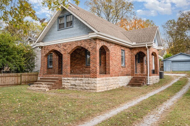 Building Photo - 4 Bedroom  Now Available!