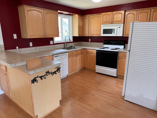 Building Photo - Single Level Home w/HUGE fenced yard, AC, W/D, Garage & More!
