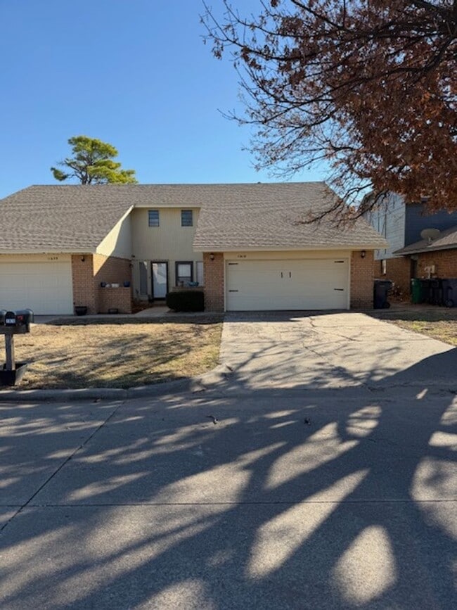 Building Photo - Spacious 2 bed/2.5 Baths - Duplex in the Surrey Hills Addition