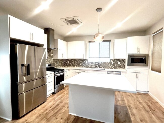 Photo - Beautiful 2 bedroom 2.5 bath three story condo!!