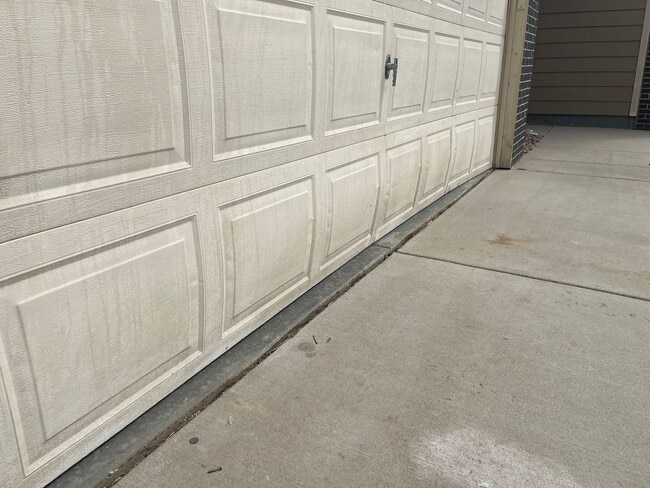 Photo - Amazing 3 Bed, 2 Bath, 3 Car Garage Home f...