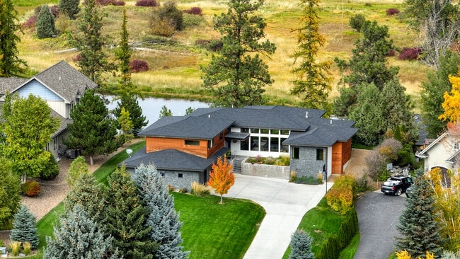 Photo - 229 Arbour Dr E