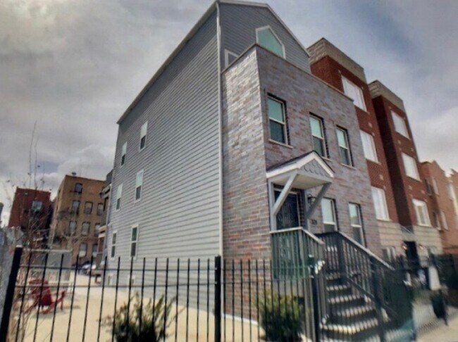 Photo - 321 W Schiller St Unit #  01