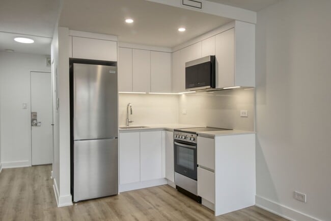 Building Photo - 1975 Maisonneuve Blvd W Unit 108