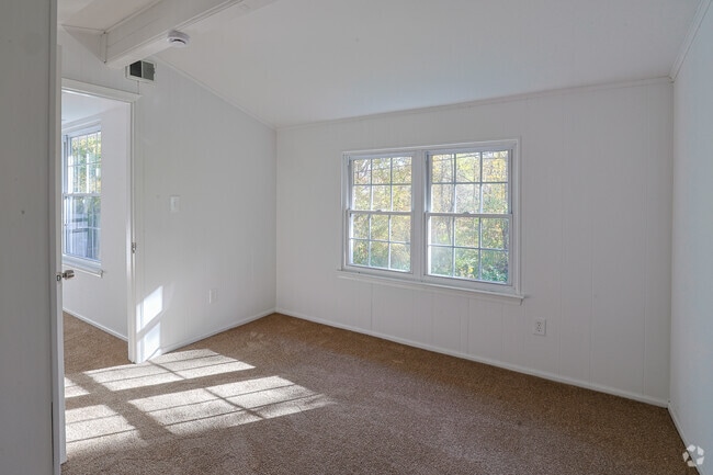2BR, 1BA - 782SF - 2nd Bedroom