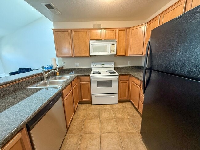 Photo - Bright & Furnished 2-Bedroom, 2-Bath Condo with Poolside Views Unidad 2080