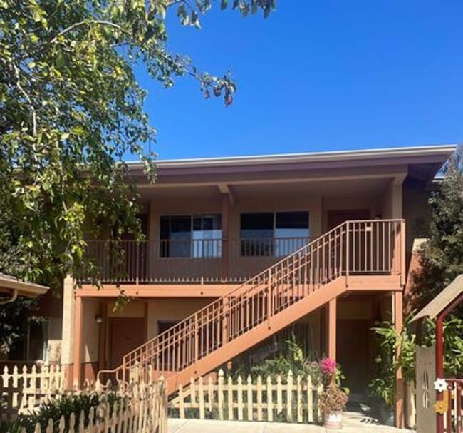 Upstairs 2 Bedroom Apartment - Upstairs 2 Bedroom Apartment Unit 504E
