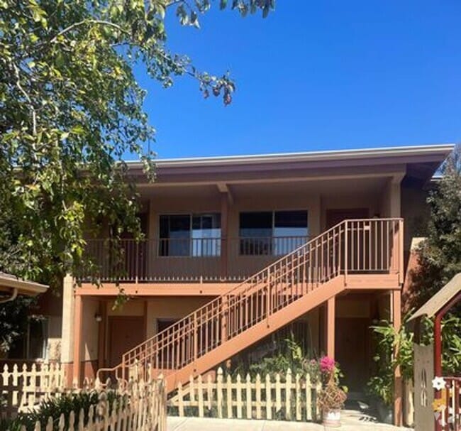 Building Photo - 1 Month Free - Upstairs 2 Bedroom Apartment Unit 504E