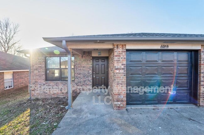 Photo - 5702 Sara St