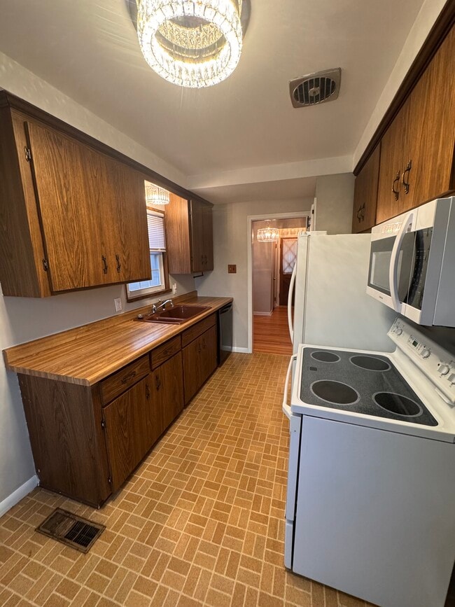 Kitchen with plenty of counter space and deep cabinets - 17611 Fox