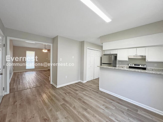 Photo - 886 Acorn Cove