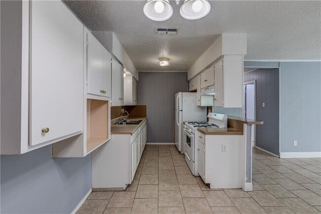 Photo - 1006 Fiesta St