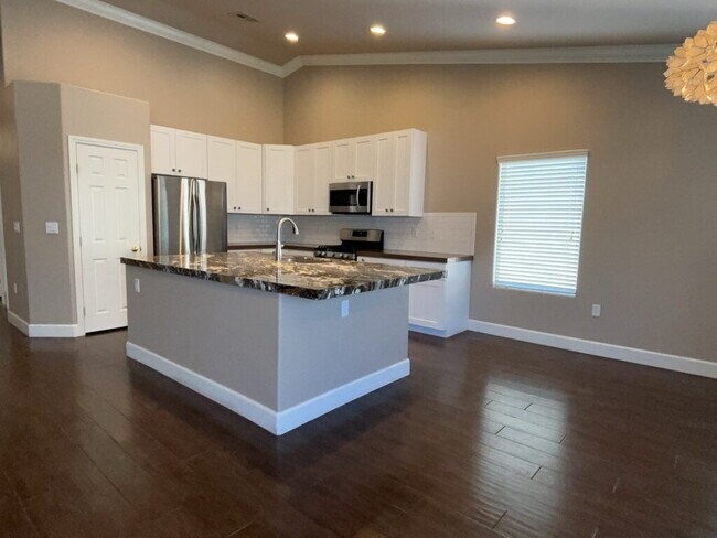 Building Photo - Don't miss out on this super cute 2-bedroo... Rental