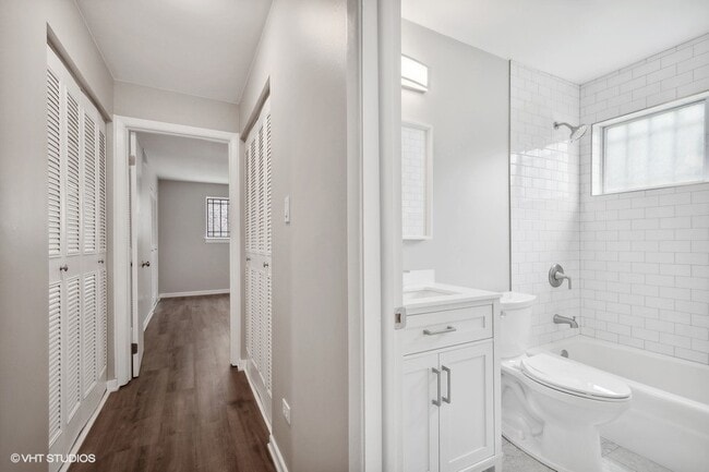 Hallway (with 2 large closets) - 1604 W Farwell Ave Unit 1A