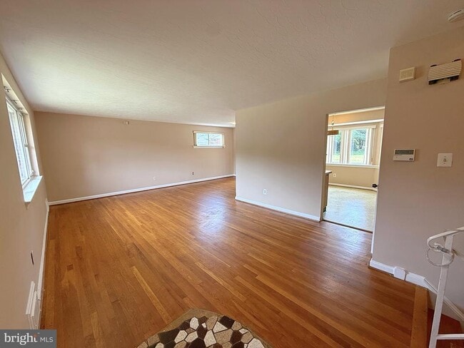 Photo - 7104 Adelphi Rd
