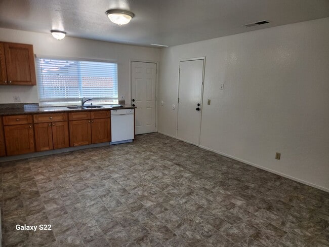 Photo - Bright and Cheery 4 bedroom, 2 bathroom ho...