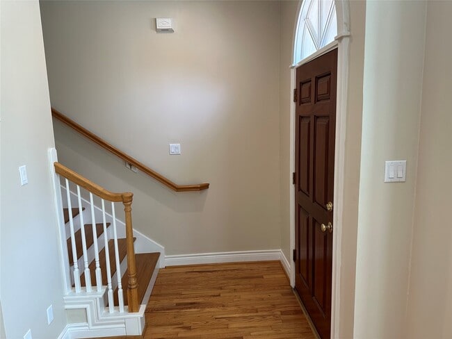 Photo - 6835 Staffordshire Crescent