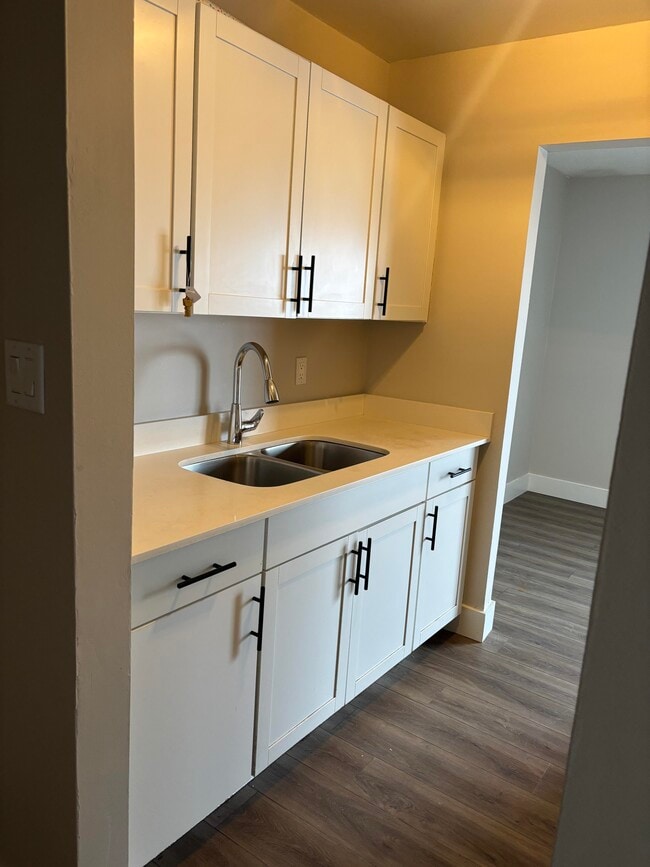 Building Photo - Renovated 2 bedroom Unit 404