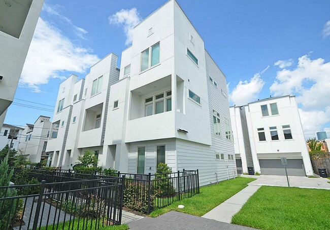 Building Photo - 2713 Clay St