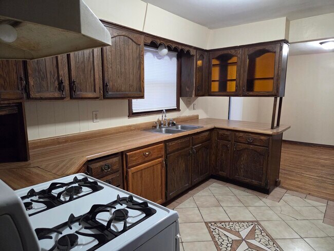 Building Photo - 4006 N Bryant Ave