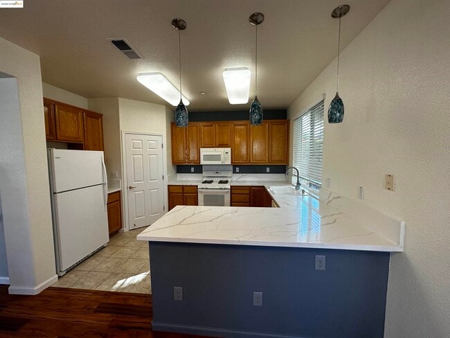 Photo - 575 Quindell Way